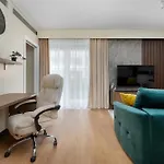 Lejlighed Stylish With Air Conditioning And Underground Parking By Renters