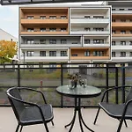 Stylish With Air Conditioning And Underground Parking By Renters *