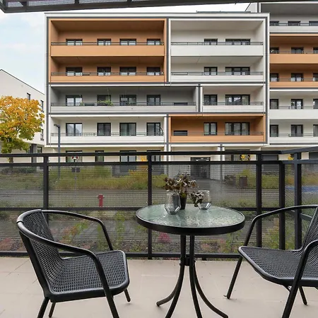 Stylish With Air Conditioning And Underground Parking By Renters *